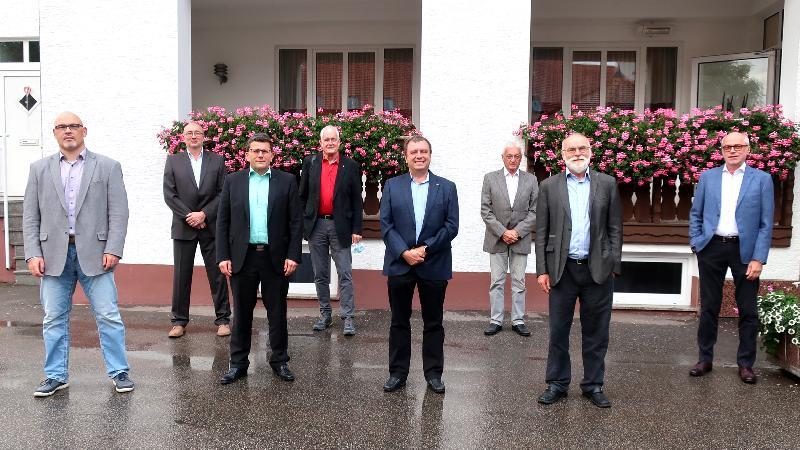 Der neue Vorstand des Lions-Clubs Amberg im Sicherheitsabstand (von links): Prof. Andreas Aßmuth (2. Vizepräsident), Frank Mitschke (Sekretär), Michael Schüll (Clubmaster), Klaus-Peter Kohl (1. Vizepräsident), Andreas Herrmann (Past-Präsident), Dr. Hans Rogenhofer (Hilfswerk-Präsident), Peter Seidl (Präsident) und Alois Ponnath ( Schatzmeister). Bild: Uschald - Foto von Uschald