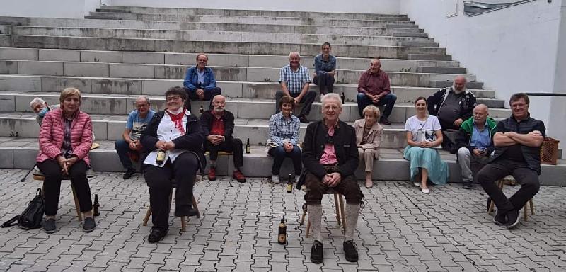 Eigentlich wollten der Festspielverein und sein Vorsitzender Hans Drexler (3. Reihe, Mitte) vergangenes Wochenende die 172. Hirschauer Kirwa ausrichten. Covid 19 sorgte dafür, dass daraus nichts wurde. Dafür traf man sich Vereinsmitglieder sowie Vertreter des Musikzugs und des Pfarrgemeinderates am Abend des Kirchweihsamstags auf dem Festspielgelände zu einem Kirwaseidl aus der Flasche. - Foto von Werner Schulz