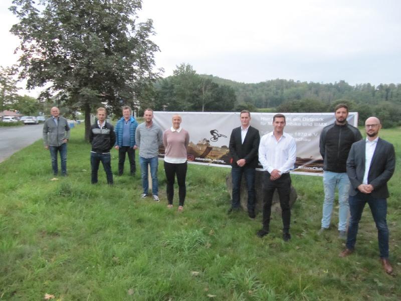 Das Bild mit Namen von links nach rechts:
Manfred Groher TuS-Leitungsteam, Nikolaj Jabis Kassier RidersClub Hirschau , Dieter Held TuS-Leitungsteam,  Dominik Losch 2.Vorsitzender, Stefanie Losch Damenvertreterin, , Andreas Losch, 1.Vorsitzender,  Thomas Losch Platzwart, Hendrik Klutzny, Stefan Wisneth, Schriftführer
 - Foto von Gerhard Fleischmann