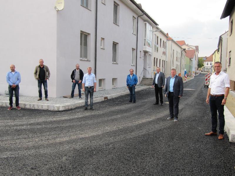 Der Bauausschuss rechts 1.Bürgermeister Hermann Falk überzeugte sich vom guten Baufortschritt in der Postgasse. Die Pflasterung hat begonnen, heuer soll die Maßnahme zumindest großenteils beendet werden. - Foto von Gerhard Fleischmann