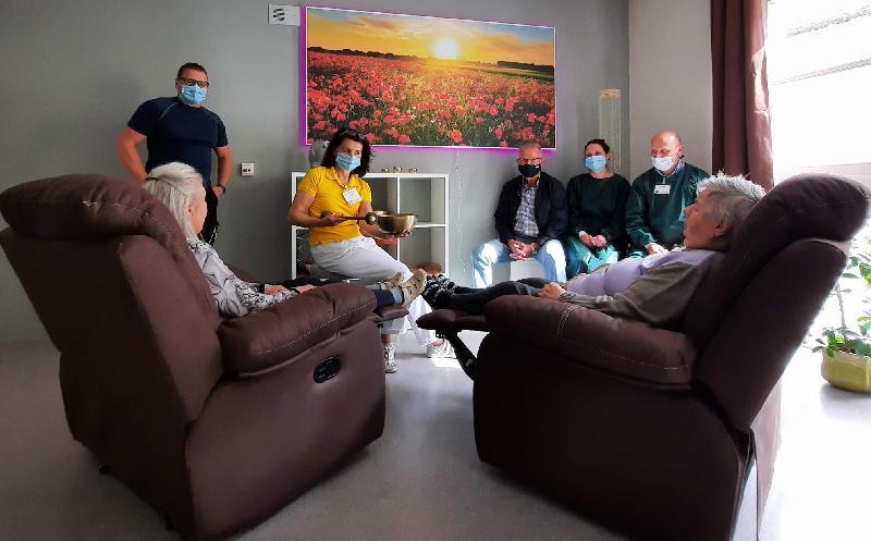 Das BRK Seniorenwohn- und Pflegeheim St. Barbara hat zur Freude der Heimbewohner*innen wieder einen „Raum der Sinne“. Stadtrat und Heimsprecher Rudi Wild spendierte für die Einrichtung zwei Relaxliegen im Wert von ca. 600 Euro. V. l.:
Haustechniker Günter Birner, Gerontotherapeutin Anita Dobmeier, Rudi Wild, Hauswirtschaftsleiterin Ann-Kathrin Reichl und Einrichtungsleiter Jürgen Stegmann.
 - Foto von Werner Schulz