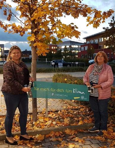 Die beiden Bezirksvorsitzenden des Katholischen Frauenbunds Margarete Hirsch (r.) und Kerstin Aufschneider (l.) fordern die Bevölkerung auf, insbesondere die Mitglieder der neun Zweigvereine, die Handy-Sammelaktion des Hahnbacher Zweigvereins zu unterstützen. Mit dem Erlös wird der Aufbau einer Schule in Afrika unterstützt. - Foto von Werner Schulz