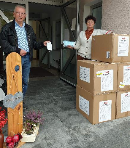 Um sowohl die Bewohner*innen des St. Barbara Seniorenwohn- und Pflegeheimes als auch die Besucher*innen vor einer Ansteckung mit dem Corona-Virus zu schützen, spendete Klaus Conrad dem Heim 10 000 Schutzmasken. Der Seniorenbeauftragte der Stadt und Stadtrat Rudi Wild (l.) überreichte sie in seinem Namen an die Heimleiterin Astrid Geitner (r.). - Foto von Werner Schulz