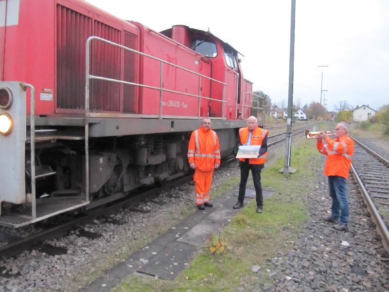 Feierabend für Herbert Rauch! Claus Barth der Leiter  des Güterverkehrs der DB Nordostbayern verabschiedete Herbert Rauch zusammen mit Trompeter Franz Enderer nach seiner letzten Fahrt am Hirschauer Bahnhof. - Foto von Gerhard Fleischmann