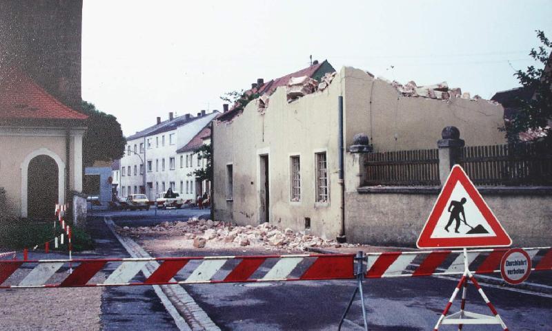 Das Landesamt für Denkmalpflege verhinderte jahrelang den Abbruch des alten Pfarrhofs. Nach siebenjährigem Tauziehen konnte er 1979 abgebrochen werden. Die Kosten übernahm die Firma AKW. - Foto von Werner Schulz