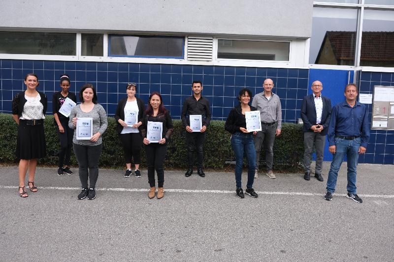 Der erste Schritt in der Ausbildung zur Fachkraft im Gastgewerbe ist geschafft. Nach weiteren 16 Monaten Büffeln steht die IHK-Prüfung an. Mit dabei das Flüchtlingsmädchen Rezan Andebrhan (26 Jahre) aus Eritrea (hinten links). Bild: Uschald - Foto von Uschald