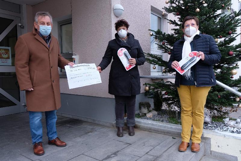 Seit 1999 kommt eine Delegation des Förderkreises Altenhilfe am Barbara-Tag ins BRK Seniorenwohn- und Pflegeheim St. Barbara mit Geschenken im Gepäck. Im Corona-Jahr musste die Übergabe anders als gewohnt vonstattengehen. Dieses Mal übergaben der Vorsitzende Werner Schulz (l.) und 2. Bürgermeisterin Bärbel Birner (r.) 30 einfach handzuhabende Fernseher-Fernbedienungen an Heimleiterin Astrid Geitner (Mitte).

 - Foto von Werner Schulz