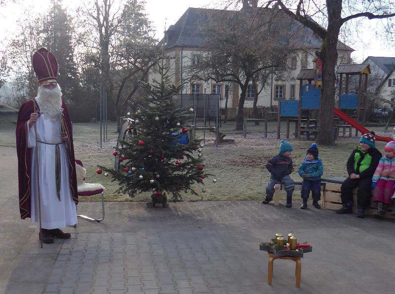 Not macht erfinderisch! In Corona-Zeiten war und ist diese Volksweisheit mehr als gefragt – so auch im Antonius-Kindergarten in Sachen Nikolausbesuch. Dort überraschte der Heilige Mann die Kinder beim Christbaumschmücken im Garten.

 - Foto von Werner Schulz
