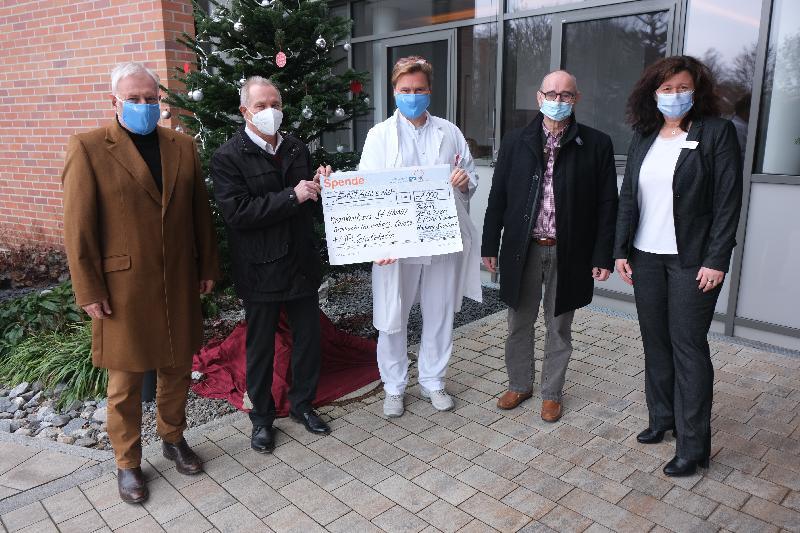 1000 Euro stellte der Lions-Club Amberg-Sulzbach dem St.-Anna-Krankenhaus für den Ankauf eines weiteren Atemschutzhelms zur Verfügung. Von links der Vorsitzende des Lions-Hilfswerks, Peter Rückerl, Club-Präsident Fritz Kammerer, der ärztliche Direktor des Hauses, Dr. Klaus Nester, Hilfswerk-Schatzmeister Hans Fürnkäs und Personalleiterin Christine Arnold. Bild: Uschald - Foto von Uschald
