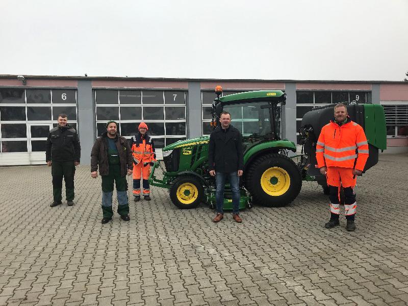 Bauhofleiter Roland Siegler rechts nimmt mit 3.Bürgermeister Hermann Gebhard, daneben und Vertretern der Firma Birner Landtechnik und Bauhofmitarbeiter Hans Jörg Schröter, 3.von rechts den neuen Traktor im Bauhof entgegen. - Foto von Gerhard Fleischmann