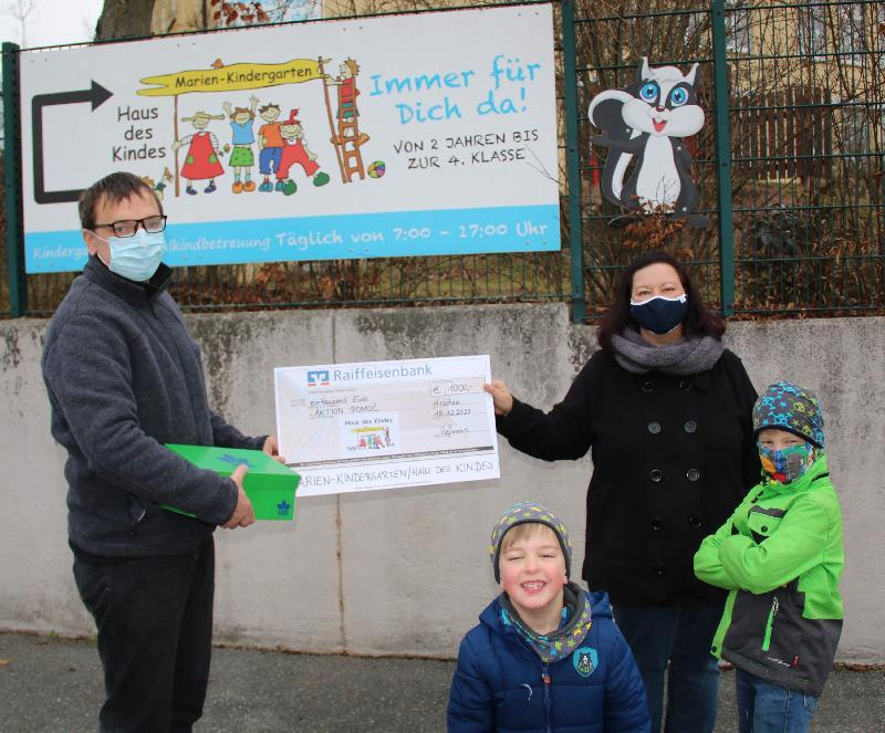 Wegen der Corona-Pandemie sammelte der Marien-Kindergarten heuer keine Weihnachtspäckchen für die Aktion Pomoc, sondern unterstützte diese mit einer Spendenaktion. Zwei Wochen standen in vielen Hirschauer Geschäften selbst gebastelte Spendendosen. Am Ende kamen 1 000 Euro zusammen, die die Elternbeiratsvorsitzende Michaela Hofmann (r.) an Uli Iberer (l.), einen der Hauptorganisatoren der Aktion Pomoc, überreichte. - Foto von Werner Schulz