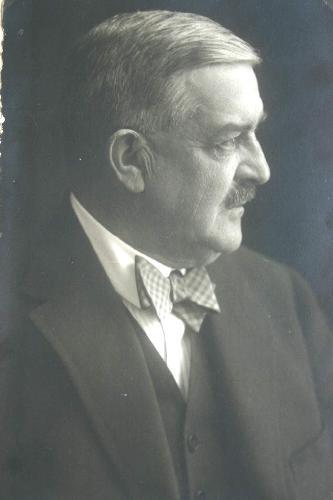 Am 29. März 1901 gründete Georg Schiffer zusammen mit vier finanzstarken Teilhabern die Amberger Kaolinwerke, die er am 7. Mai 1901 mit einem Grundkapital von 100 000 Mark in das Handelsregister eintragen ließ. Innerhalb zweier Jahrzehnte wurden die AKW zum bedeutendsten und fortschrittlichsten Betrieb dieser Art. Georg Schiffer wurde am 15. Juni 1864 in Neustadt a.d. Haardt geboren. Ein Autounfall am 28. Januar 1931 setzte seinem Leben ein jähes Ende.

 - Foto von Werner Schulz