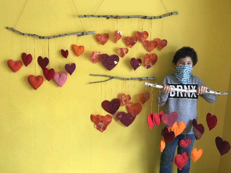 Unter der Regie von Fachoberlehrerin Elfriede Scharl fertigten die Kinder der Hirschauer und Ehenfelder Schule - unter ihnen Franz Siegert - zum Valentinstag liebevoll gestaltete Herzen aus verschiedenen Materialien für die Bewohner*innen des BRK Seniorenwohn- und Pflegeheims St. Barbara. Diese dekorieren nun die Speise- und Aufenthaltsräume des Heimes.  - Foto von Werner Schulz