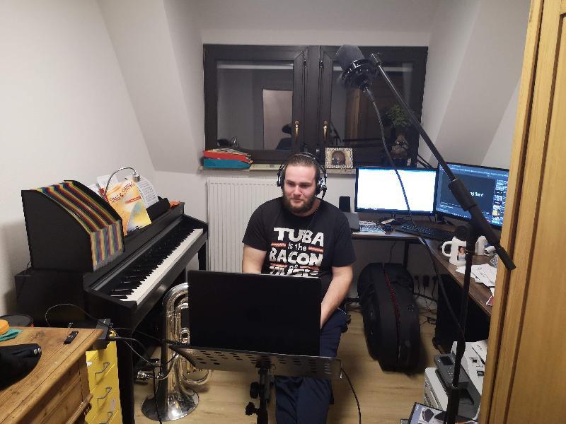 Zwölf der 60 Musiker*innen des Musikzugorchesters bestritten unter Leitung ihres Dirigenten Wolfgang Vögele ihre erste Online-Probe und spielten Hits aus dem bekannten Düsseldorf-Repertoire. - Foto von Werner Schulz