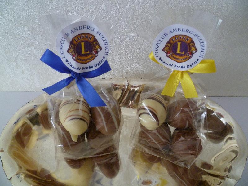 Sich selbst und anderen eine kleine Freude machen, das kann man mit dem Kauf der süßen Ostergrüße des Lions-Clubs Amberg-Sulzbach. In den Tütchen befinden sich vier verschiedene Schokoladeneier. Bild: Uschald - Foto von Uschald