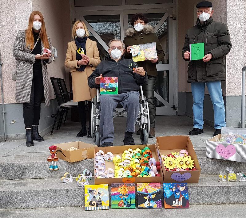 Mit stolze 70, von den Sechstklässler*innen der Freudenberger Mittelschule liebevoll gestalteten Geschenken überraschten Rektorin Gabriele Krettner (2.v.l.) und Lehramtsanwärterin Annalena Schulz (l.) die Leiterin des BRK Seniorenwohn- und Pflegeheims St. Barbara Astrid Geitner (2.v.r.) und den Heimbeiratsvorsitzenden Rudi Wild (r.) sowie Heimbewohner Helmut Michl (Mitte). - Foto von Werner Schulz