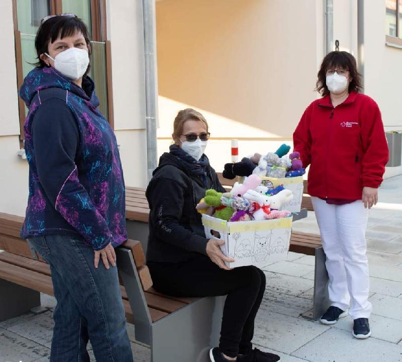 Anke Schmietendorf (l.), Leiterin der Kindertagespflege Blümchen, und Monika Völkl (Mitte) fertigten an zwei Wochenenden und Privat daheim zusammen mit 25 Frauen 40 Stoffhasen für die Gäste und Mitarbeiter*innen der Seniorentagespflege St. Barbara. Pünktlich zum Osterfest überreichten sie die Häschen an die stellv. Leiterin Kati Köhler (r.). - Foto von Werner Schulz