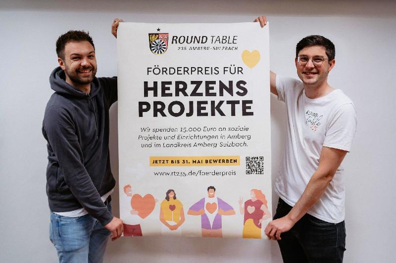 Benjamin List und Philipp Koch von Round Table 235 Amberg-Sulzbach präsentieren den „Förderpreis für Herzensprojekte“. Ab sofort können sich gemeinnützige Vereine, Organisationen und Einrichtungen um Unterstützung bewerben. Infos unter: www.rt235.de/foerderpreis - Foto von Dominik Lenz