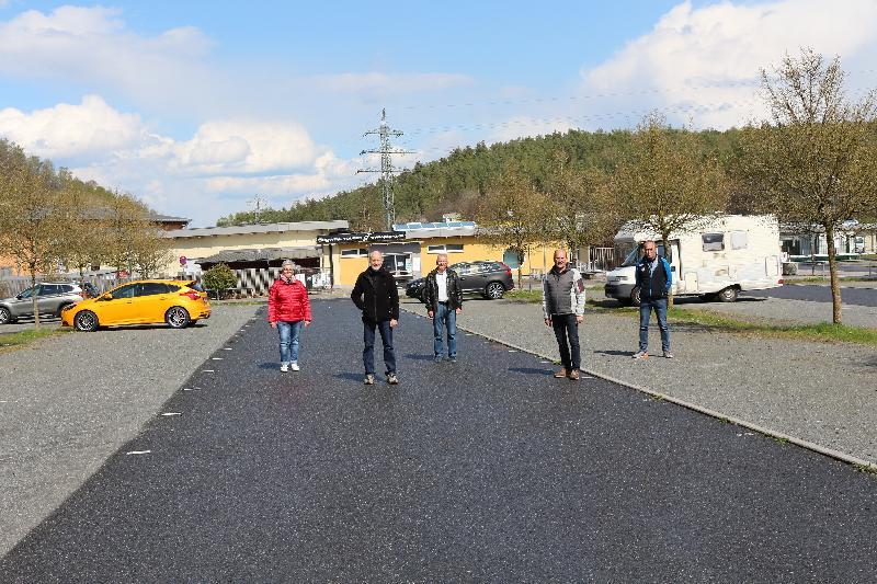 Photovoltaik auf dem Parkplatz des Freizeitparks Monte Kaolino als Teil eines Modellprojekts für nachhaltigen und klimafreundlichen Tourismus, damit befasste sich die Hirschauer SPD-Stadtratsfraktion.
Im Bild von links: Claudia Stein, Günther Amann, Rudolf Wild, Josef Birner und Wolfgang Bosser.
 - Foto von Günther Amann