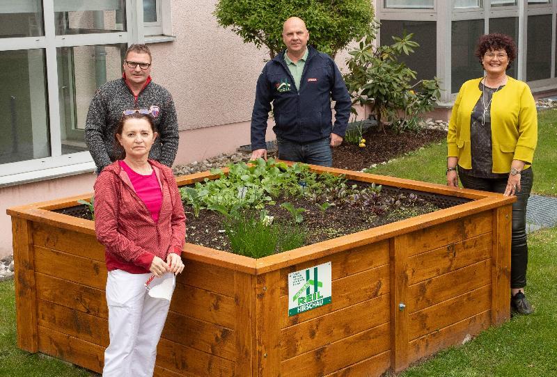 Aufgrund von Umbauarbeiten im Garten des Seniorenheims St. Barbara musste das alte Hochbeet weichen. Es wurde durch ein neues, modernes und seniorengerechtes ersetzt. V. l.: Gerontotherapeutin Anita Dobmeier, Haustechniker Günter Birner, Christian Reil (Inhaber der Firma Holzbau Reil) und Heimleiterin Astrid Geitner. - Foto von Werner Schulz