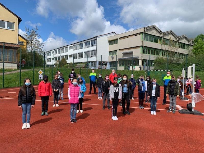 Die Mädchen und Jungen der 4. Klasse freuen sich über den bestandenen Radlführerschein. Mit ihnen freuen sich (hinten v. l.): Lin Christiane Finsterer, LAA Jonathan Schatz, POK Markus Neumeyer, Verkehrswachtvorsitzender Hubert Ritz und PHK Harald Heselmann. - Foto von Werner Schulz