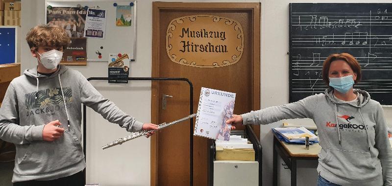 Trotz Corona-Zeit: Ferdinand Pfab (l.) schaffte mit seiner Querflöte die D2-Leistungsprüfung des Nordbayerischen Musikbunds mit Bravour. Ausbilderin Susanne Dontschenko (r.) gratulierte ihrem Schützling zum silbernen Leistungsabzeichen. - Foto von Werner Schulz