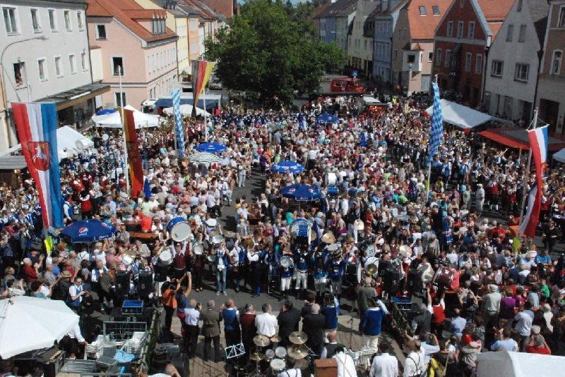 Von Bildern wie diesem beim Kreismusikfest in Hirschau 2012 konnten die 18 Kapellen des Nordbayerischen Musikbundes wegen der Corona-Pandemie letztes Jahr nur träumen. Auch heuer wird es sie wohl kaum geben. - Foto von Werner Schulz