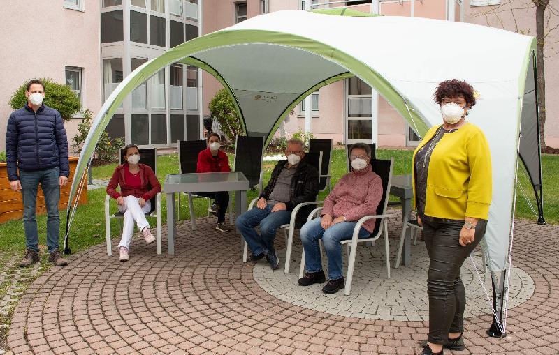 Das Weltladen-Team spendete die Verkaufserlöse stets für Projekte in der Dritten Welt. Zum Abschluss entschied man sich für einen Pavillon für das BRK-Seniorenheim St. Barbara. V. l.: Weltladen-Chef Matthias Birner, Gerontotherapeutin Anita Dobmeier, Hauswirtschaftsleiterin Ann-Kathrin Reichl, Vorsitzender des Heimbeirats Rudi Wild, Weltladen-Mitarbeiterin Marianne Wild und Heimleiterin Astrid Geitner. - Foto von Werner Schulz