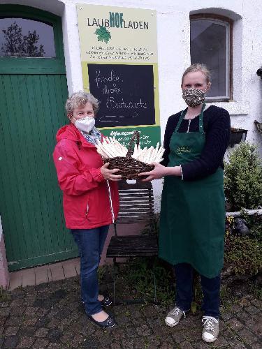 Heuer konnten die Gäste der BRK Tagespflege St. Barbara zum Spargelessen nicht im Gaststüberl des Spargelhofs Ulrich einkehren. Deshalb kaufte die Leiterin Birgit Seidl (l.) das Gemüse dort ein. Zubereitet wurde das leckere Spargelmenü dann in der Wohnküche der Einrichtung. Rechts im Bild: Anna Ulrich.

 - Foto von Werner Schulz