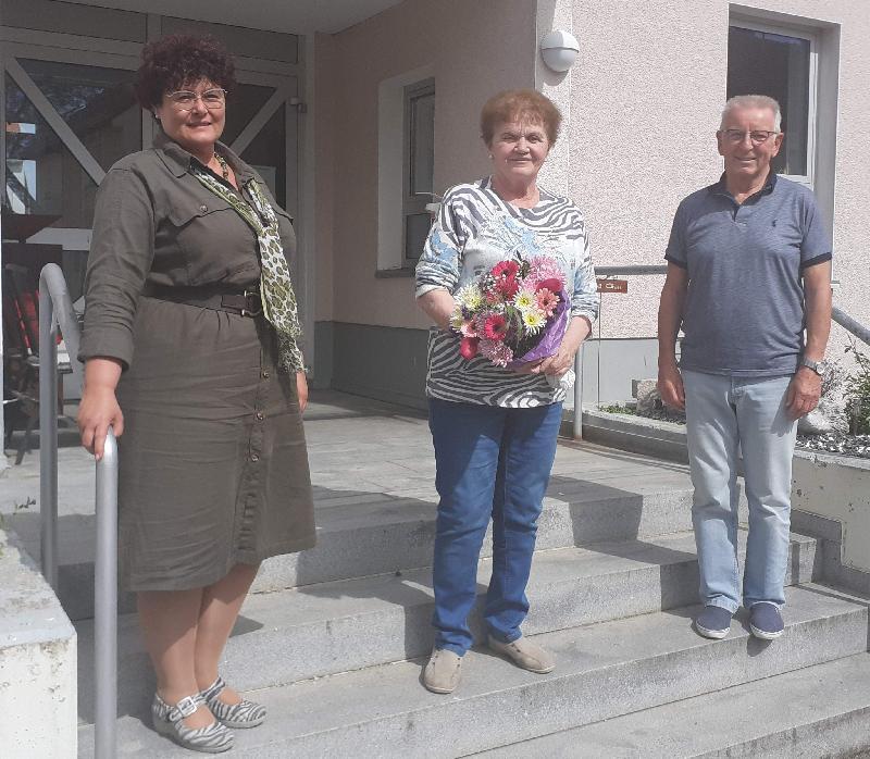 Heidi Flierl (Mitte) gehört zu denen, die sich in besonderem Maß für das BRK Seniorenwohn- und Pflegeheim St. Barbara und seine Bewohner*innen engagiert haben. Dieser Tage wurde sie mit herzlichen Dankesworten und kleinen Präsenten von Heimleiterin Astrid Geitner (l.)  - Foto von Werner Schulz