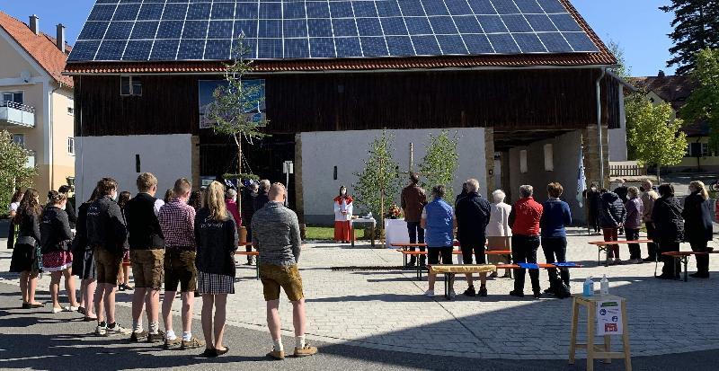 Wegen der Corona-Pandemie konnten die Krickelsdorfer trotz des 160-jährigen Jubiläums ihrer Dorfkapelle heuer nur eine „Kirwa light“ feiern. Dazu gehörte unbedingt der Festgottesdienst auf dem Dorfplatz, zu dem sich rund 70 Besucher einfanden. Auf dem Dorfplatz prangte auch eine Kirwabaum-Miniausgabe. - Foto von Werner Schulz