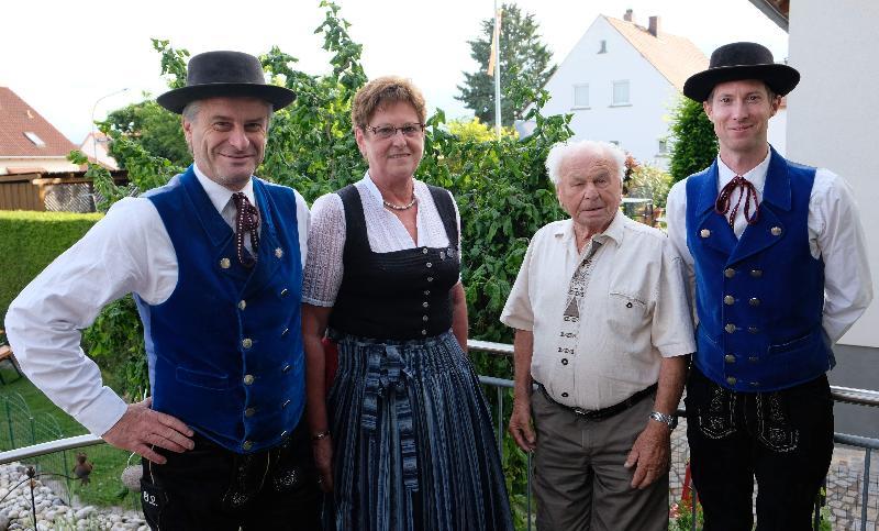 Mit einer kleinen Delegation gratulierten die Hirschauer Trachtler ihrem einzig noch lebenden Gründungsmitglied und Ehrenvorsitzenden Emil Engelhardt zum 95. Geburtstag. V. l.: Stellv. Vorsitzender Gaston Lottner, Jugendschatzmeisterin Sieglinde Meier, Emil Engelhardt und der Vorsitzende Michael Meier. - Foto von Werner Schulz