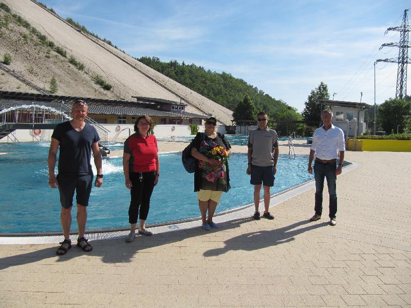 Von links: Betriebsleiter Andreas Gebhardt, Michaela Fellner vom Mitarbeiterteam, die erste Besucherin Andrea Löscher, Christopher Hauser, Bäderteam, 1.Bürgermeister Hermann Falk. - Foto von Gerhard Fleischmann