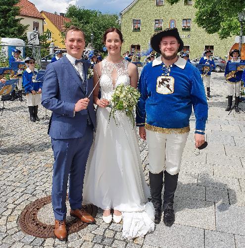 „In Harmonie vereint“. Seit Samstag gilt der Marschtitel auch für das Privatleben von Maximilian (l.) und Heike Stein (geb. Giehrl). Der Musikzug, dirigiert von Wolfgang Vögele (r.) ließ es sich nicht nehmen, die Brautmesse musikalisch zu umrahmen und anschließend dem Brautpaar mit einem Ständchen zu gratulieren. - Foto von Werner Schulz