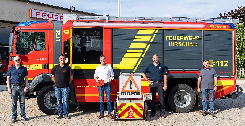 Am Donnerstagnachmittag letzter Woche traf das neue Löschfahrzeug LF 20 auf dem Feuerwehrhof an der Höllriegelstraße ein. V. l.: Stellv. Vorsitzender Thomas Maier, stellv. Kommandant Claus Meyer, Bürgermeister Hermann Falk, Kommandant Sebastian Jasinsky und Vorsitzender Michael Schuminetz. - Foto von Werner Schulz