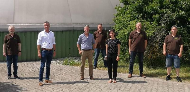 Auf die Biogasanlage Weiher/Kricklhof ist man auch in Dänemark aufmerksam geworden. Das Betreiberteam konnte auf dem Betriebsgelände Kathrin Holm (3.v.r.), Beraterin für Wirtschaftsfragen bei der dänischen Botschaft in Berlin, und den freiberuflich tätigen Biogasexperten Morten Jacobsen (3.v.l.) begrüßen. Mit im Bild: Laurenz Beck (l.), Bürgermeister Hermann Falk (2.v.l.), Karl Hanauer (Mitte), Werner Wendl (2.v.r.) und Hermann Ott (r.). - Foto von Werner Schulz