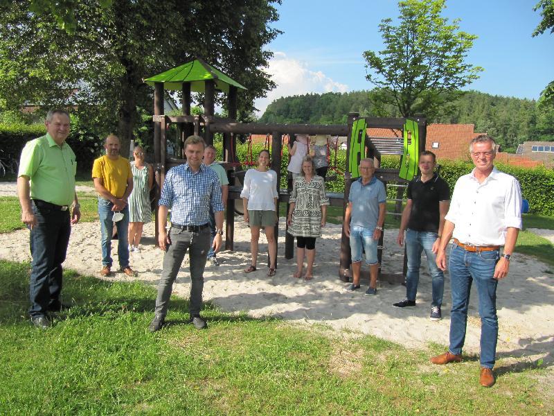 Der neugestaltete Spielplatz wird gut angenommen. Bei der Besichtigung duch den Bauausschuss lobten zwei gerade anwesende Mütter die Ausstettung, die Kinder Mitte waren bereits mitten im Vergnügen. Rechts 1.Bürgermeister Hermann Falk. - Foto von Gerhard Fleischmann