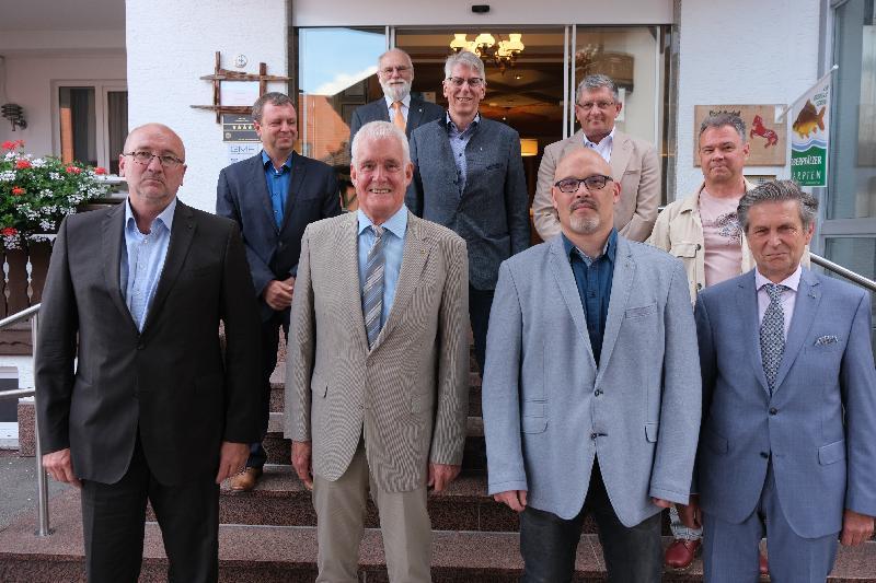 Sie stehen für ein Jahr an der Spitze des Lions-Clubs Amberg. Vorne von links Sekretär Frank Mitschke, Präsident Klaus-Peter Kohl, 1. Vizepräsident Prof. Dr. Andreas Aßmuth und 2. Vizepräsident Armin Müller. Dahinter von links Activity-Beauftragter  und Vorsitzender des Lions-Hilfswerks Andreas Herrmann, Past-Präsident Peter Seidl, Schatzmeister Prof. Dr. Ing. Hans Bäumler, Clubmaster Martin Belmer und Beauftragter für Öffentlichkeitsarbeit Prof. Karlheinz Müller. - Foto von Uschald PR Amberg