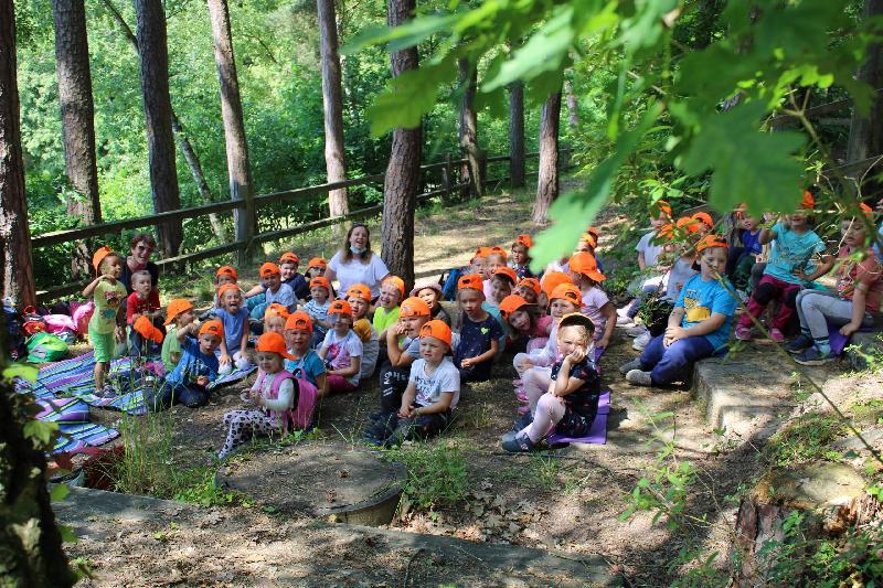 Eine Woche lang tauschten die St. Wolfgang Krippen- und Kindergartenkinder gemeinsam mit ihren Erzieherinnen ihre Gruppenzimmer mit einem Lagerplatz in einem Waldstück am Kalvarienberg und machten bei ihren Exkursionen tolle Entdeckungen. Im Bild links Gerlinde Birner, rechts Laura Rustler. - Foto von Werner Schulz