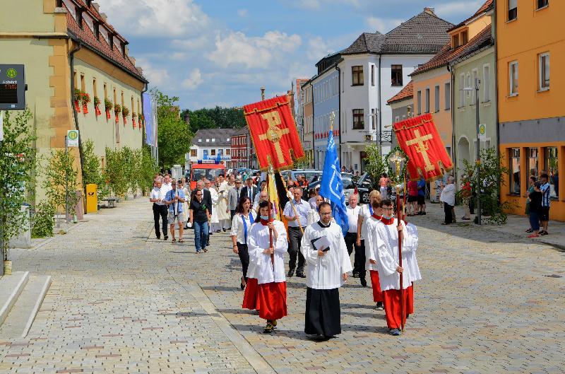 Der Kirchenzug führte von der Vierzehnnothelferkirche durch die festlich geschmückte Innenstadt zur Pfarrkirche Mariä Himmelfahrt. - Foto von Fritz Dietl
