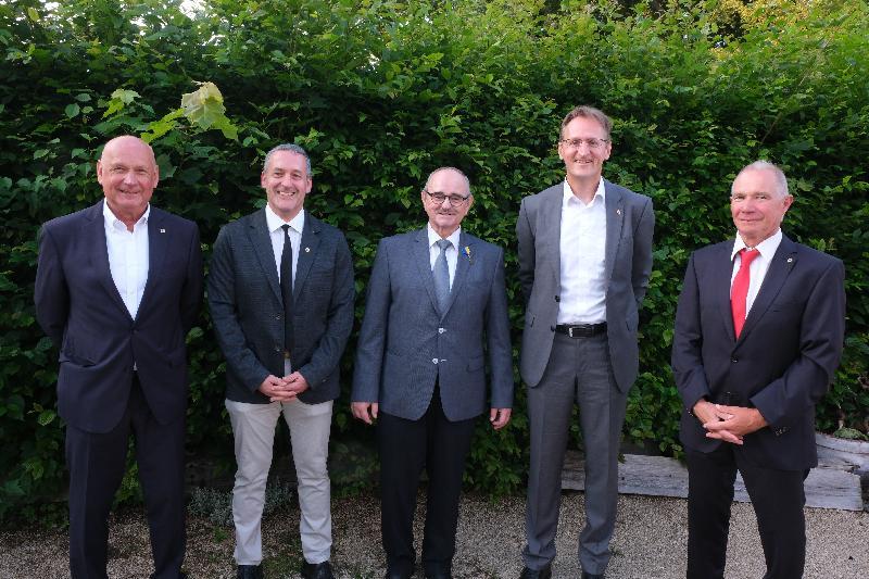 Sie leiten im neuen Clubjahr die Geschicke der Amberg-Sulzbacher Lions (von links): Präsident Gustl Walleter, Vizepräsident Matthias Hahn, Schatzmeister Hans Fürnkäs, Sekretär Dr. Stefan Huber und Past-Präsident Fritz Kammerer. Bild: Uschald - Foto von Uschald