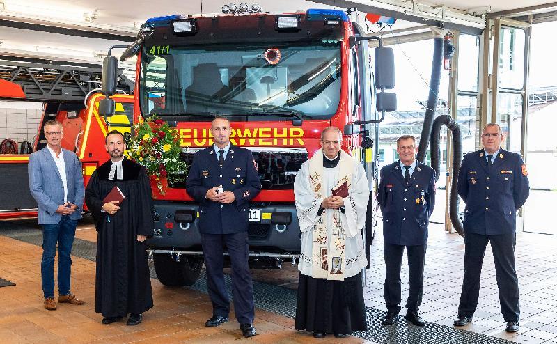 Am 10. Juni traf das neue Löschfahrzeug LF 20 auf dem Feuerwehrhof ein. Einen Monat später, noch vor dem ersten Einsatz, erhielt es den kirchlichen Segen. V. l.: Bürgermeister Hermann Falk, Pfarrer Stefan Fischer, Kommandant Sebastian Jasinsky, Stadtpfarrer Johann Hofmann, Vorsitzender Michael Schuminetz und Kreisbrandinspektor Martin Schmidt. - Foto von Werner Schulz