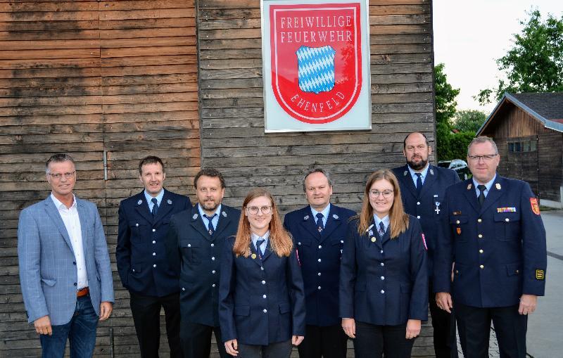 Bürgermeister Hermann Falk li. und KBI Martin Schmidt re. gratulierten der neuen Vorstandschaft der FFW Ehenfeld. v. li. Kassier Johannes Falk, Kommandant Christian Lenk, 2. Vorsitzende Selina Dorner, Vorsitzender Berthold Maier, Schriftführerin Laura Beierl und 2. Kommandant Klaus Schlosser. - Foto von Fritz Dietl