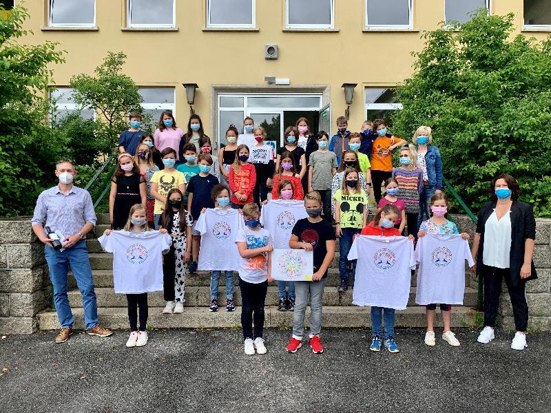Die Hirschauer Grund- und Mittelschule hat ab sofort ein Schullogo. Michael Luber (vorne l.) kombinierte dazu die Bilder der Malwettbewerbssieger Valentin Garban und Noah Matthis. Studienrätin Hildegard Feyrer (hinten r.) koordinierte die Erstbestellungen. Rektorin Birgit Härtl (vorne r.) übereichte die ersten Exemplare an die Viertklässler. - Foto von Werner Schulz