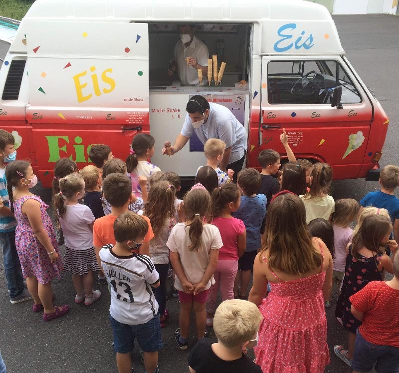 Die Mädchen und Jungen des Marien-Kindergartens profitierten vom Titelgewinn Italiens bei der Fußball-EM. Auf Intervention von EB-Mitglied Simone Heidl spendierte Francesco Donadio ihnen und allen Kindern in den Hirschauer KiTas Eis. - Foto von Werner Schulz