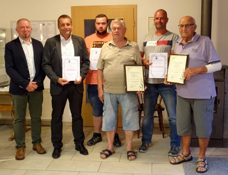Die Ehrung treuer Mitglied war ein wichtiger Tagesordnungspunkt bei der Jahreshauptversammlung des Geflügelzuchtvereins Schnaittenbach-Hirschau. V. l.: Vorstand Gerhard Heindl, 2. Bürgermeister Uwe Bergmann (20 Jahre), Christian Birner (15 Jahre), Georg Nagler (60 Jahre), Christian Pausch (20 Jahre) und Adolf Schmidt (70 Jahre). - Foto von Werner Schulz