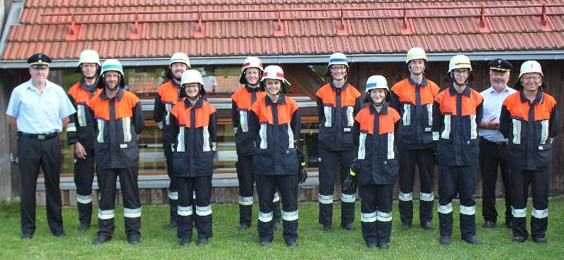Trotz langer Corona-Pause bestanden die Feuerwehrmänner und –frauen ihre Leistungsprüfung mit Bravour. V. l.: KBI Martin Schmidt, 2. Kdt. Josef Giehrl, Florian Koller, Jakob Stauber, Kathrin Fischer, Wolfgang Fischer, Julia Giehrl, Heike Stein, Christina Pfab, Andreas Fischer, Benedikt Lederer, KBR Fredi Weiß und 1. Kdt. Ludwig Fischer. - Foto von Werner Schulz