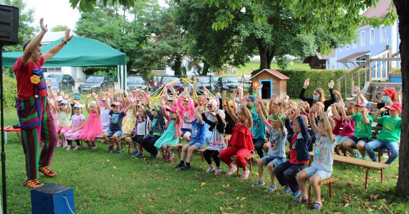 Spenden, die der Elternbeirat bei Geschäftsleuten und Privatpersonen einsammelte, machten es möglich, dass der Zauberer vom Hexenberg zum Abschluss des KiGa-Jahres die Mädchen und Jungen des St. Wolfgang-Kindergartens begeistern konnte. - Foto von Werner Schulz