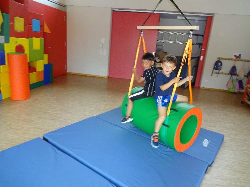 Neues Turngerät: Die Kinder erkundeten das neue Turngerät bei der ersten Turnstunde mit Begeisterung. Es kann sowohl als Schaukel, als auch als Höhle oder kleine Ruheinsel genutzt werden.  - Foto von Verena Käs