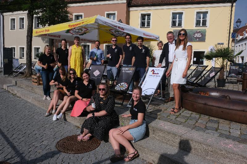 Im August, wöchentlich von Donnerstag bis Sonntag, laden Round Table Amberg, Ladies‘ Circle Amberg und Rotaract Amberg zum Chillout an der Vils in der Schiffgasse ein. Einen Teil der Liegestühle haben die Stadtwerke gespendet, die Palmen steuerte das Stadtmarketing bei. Bild: Uschald - Foto von Uschald